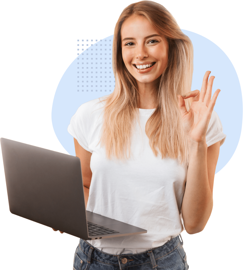 Lehrerin mit Laptop lächelnd im Klassenzimmer, bereit Materialien für den Unterricht zu erstellen